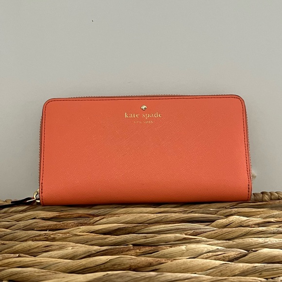 Kate Spade wallet - Picture 1 of 3